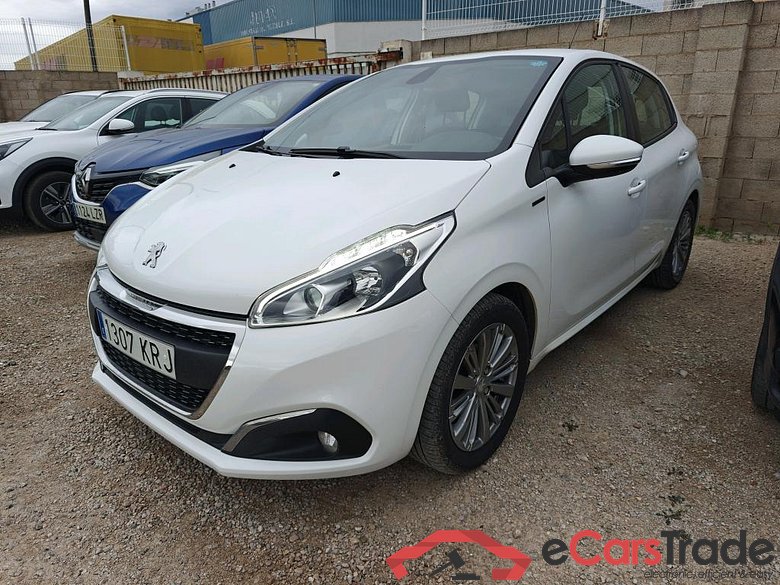 PEUGEOT 208 / 2015 / 5P / berlina con portón 5P Signature 1.2L PureTech 81KW (110CV) #1