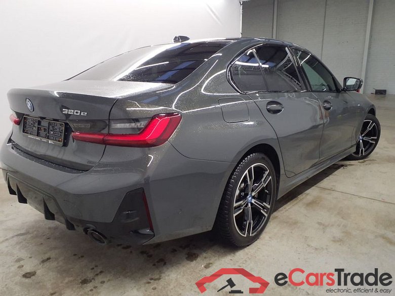 BMW 3 - 2022 320eA PHEV 4d #2