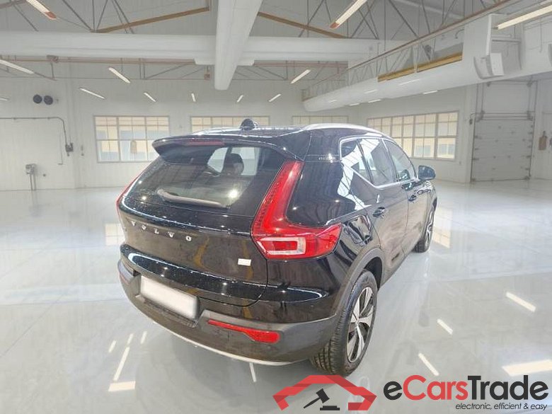 VOLVO XC40 / 2017 / 5P / SUV T4 PLUG-IN HYBRID AUTO RECH INSCRIP EXPR #2