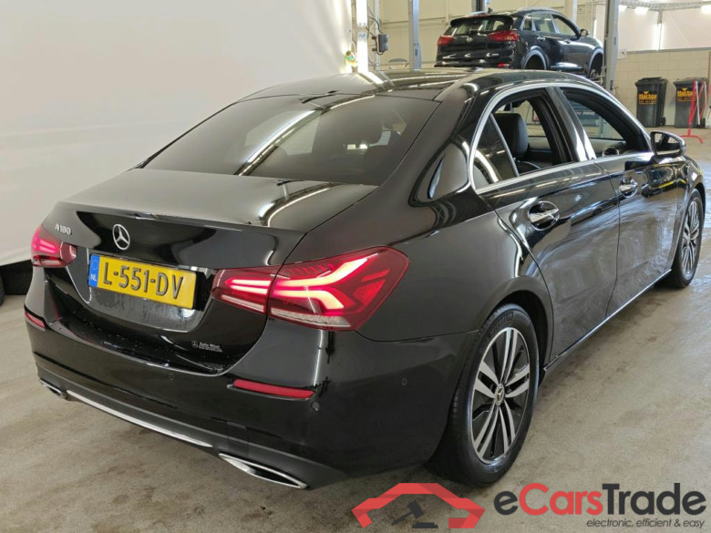 Mercedes-Benz A-Klasse Limousine A 180 7G-DCT Business Solution Luxury 4d + Pano #2