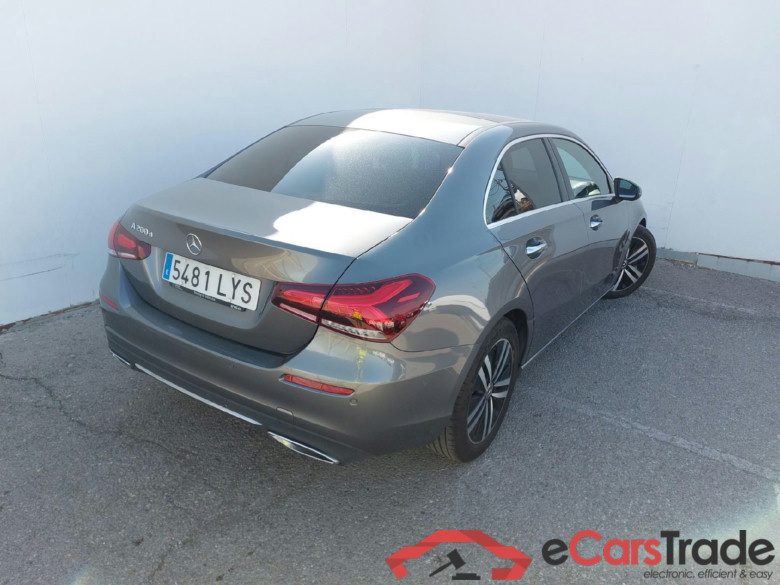 MERCEDES-BENZ Clase A / 2018 / 4P / sedán Sedán A 200 d #2