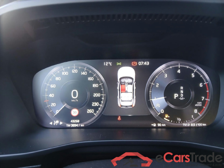 VOLVO XC40 / 2021 / 5P / todoterreno 1.5 T2 Essential Auto #4