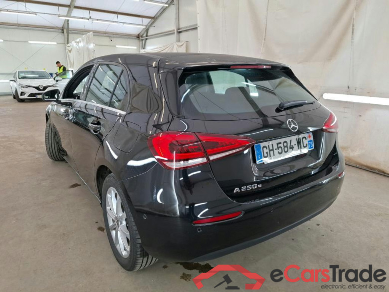 MERCEDES-BENZ Classe A Compact / 2018 / 5P / Berline A 250 e Business Line 8G-DCT #3