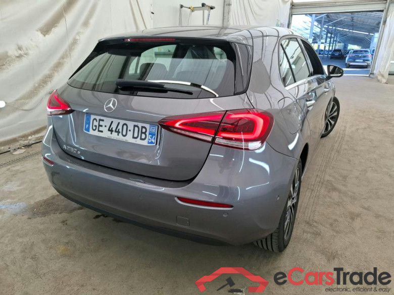 MERCEDES-BENZ Classe A Compact / 2018 / 5P / Berline A 250 e Business Line 8G-DCT #4