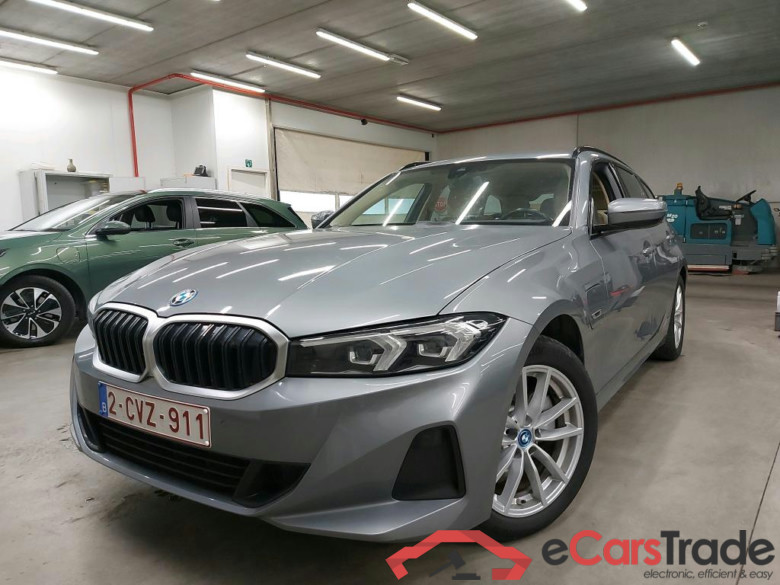 BMW - BMW 3 TOURING 320e 204PK With Climatic & Navigation & Comfort Pack With Heated Sensatec Sport Seats * HYBRID *